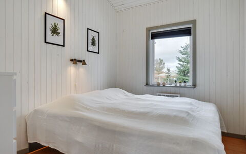 Aiden - 300M from the Sea: Hout, Slaapkamer, Plafond, Flooring, Interieur Ontwerp, Verdieping, Huis, Bedding, Laken, Bed