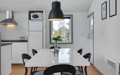 Aiden - 300M from the Sea: Meubilair, Interieur Ontwerp, Flooring, Hout, Plafond, Lichte Inrichting, Verdieping, Keuken En Eettafel, Stoel, Eetkamer