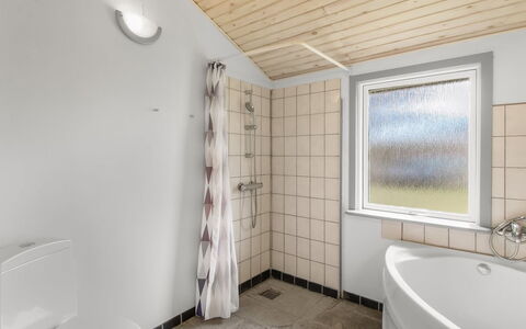 Aiden - 300M from the Sea: Muur, Flooring, Interieur Ontwerp, Verdieping, Plafond, Loodgieterswerkinrichting, Badkamer, Loodgieter, Samengesteld Materiaal, Kamer