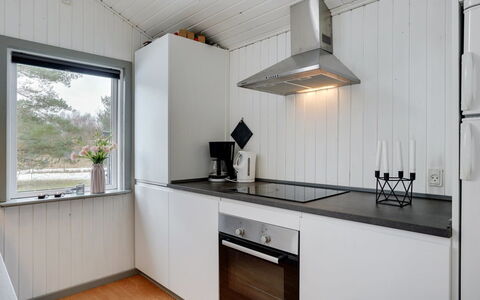 Aiden - 300M from the Sea: Keuken, Hout, Flooring, Toestel Van De Keuken, Countertop, Interieur Ontwerp, Major Appliance, Plafond, Huishoudapparatuur, Verdieping