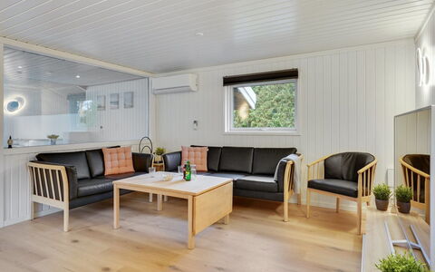 Nina - 700M to the Fjord: Flooring, Hout, Interieur Ontwerp, Meubilair, Verdieping, Houten Vloer, Bankstel, Woonkamer, Plafond, Kamer