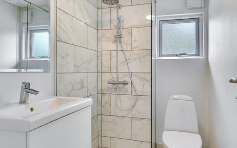 Nina - 700M to the Fjord: Badkamer, Flooring, Loodgieterswerkinrichting, Interieur Ontwerp, Verdieping, Toilet, Wc Bril, Plafond, Loodgieter, Tegel
