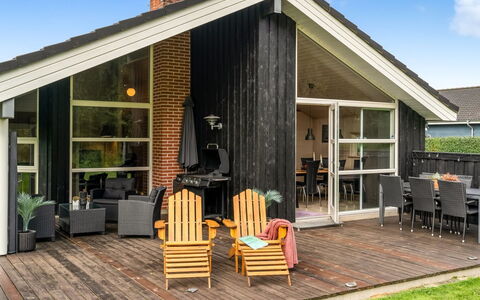 Femke - 250M to the Fjord: Hout, Huis, Veranda, Dek, Hardwood, Dak, Beits, Houten Vloer, Eco Hotel