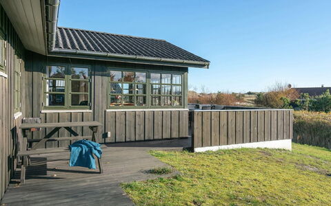 Annabell - 150M from the Sea: Woongebied, Dak, Voorstad, Oprit, Landgoed, Schoorsteen