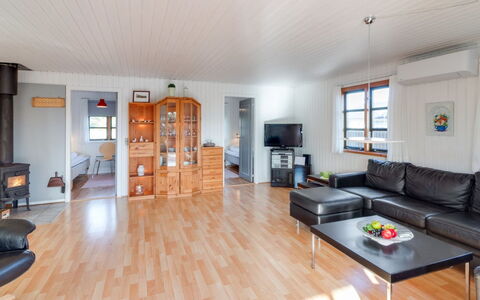 Annabell - 150M from the Sea: Woongebied, Dak, Voorstad, Oprit, Landgoed, Schoorsteen