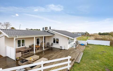 Gerko - 150M from the Sea: Dak, Huis, Huis, Verblijf, Siding, Landgoed, Oprit, Garden Gebouwen, Werf, Schuur