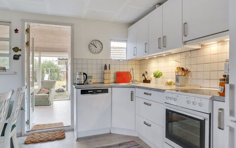 Skaghe - 200M from the Sea: Keuken, Toestel Van De Keuken, Countertop, Flooring, Interieur Ontwerp, Major Appliance, Meubilair, Verdieping, Cabinetry, Hout