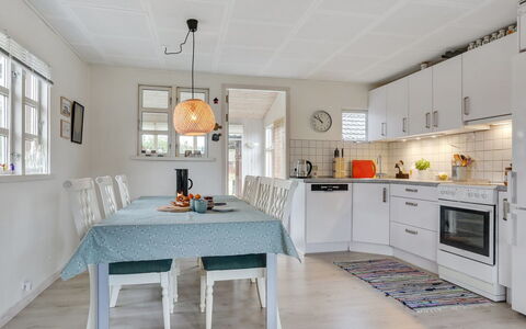 Skaghe - 200M from the Sea: Meubilair, Interieur Ontwerp, Flooring, Lichte Inrichting, Keuken, Plafond, Hout, Verdieping, Countertop, Stoel
