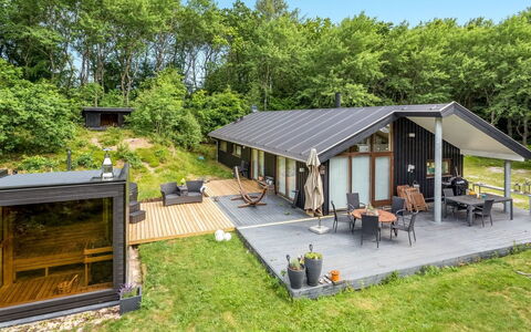 Thorine - 750M from the Sea: Hout, Huis, Veranda, Dek, Hardwood, Dak, Beits, Houten Vloer, Eco Hotel