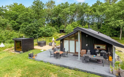 Thorine - 750M from the Sea: Hout, Huis, Veranda, Dek, Hardwood, Dak, Beits, Houten Vloer, Eco Hotel