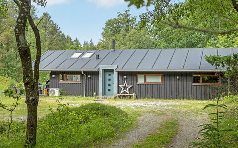 Thorine - 750M from the Sea: Hout, Huis, Veranda, Dek, Hardwood, Dak, Beits, Houten Vloer, Eco Hotel