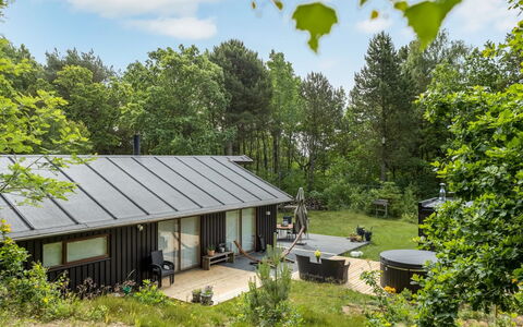 Thorine - 750M from the Sea: Hout, Huis, Veranda, Dek, Hardwood, Dak, Beits, Houten Vloer, Eco Hotel