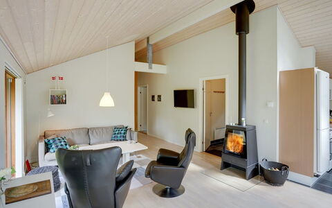 Thorine - 750M from the Sea: Hout, Huis, Veranda, Dek, Hardwood, Dak, Beits, Houten Vloer, Eco Hotel