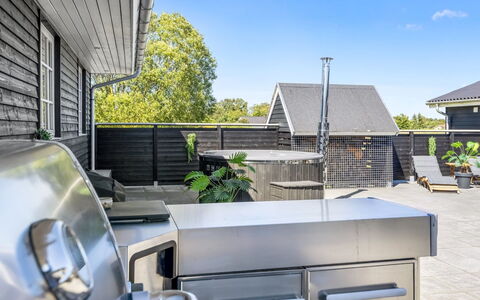 Erna - 400M from the Sea: Dak, Huis, Huis, Verblijf, Siding, Landgoed, Oprit, Garden Gebouwen, Werf, Schuur