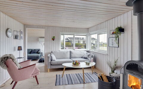 Aarto - 250M from the Sea: Dak, Huis, Huis, Verblijf, Siding, Landgoed, Oprit, Garden Gebouwen, Werf, Schuur