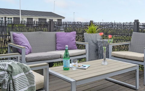 Aarto - 250M from the Sea: Dak, Huis, Huis, Verblijf, Siding, Landgoed, Oprit, Garden Gebouwen, Werf, Schuur