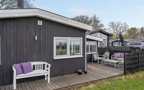 Aarto - 250M from the Sea: Dak, Huis, Huis, Verblijf, Siding, Landgoed, Oprit, Garden Gebouwen, Werf, Schuur