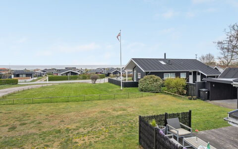 Aarto - 250M from the Sea: Dak, Huis, Huis, Verblijf, Siding, Landgoed, Oprit, Garden Gebouwen, Werf, Schuur