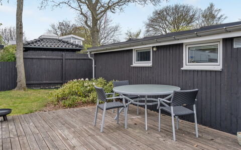 Aarto - 250M from the Sea: Dak, Huis, Huis, Verblijf, Siding, Landgoed, Oprit, Garden Gebouwen, Werf, Schuur