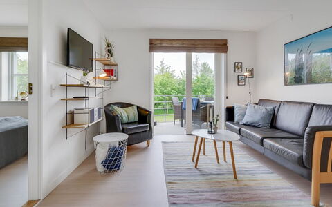 Sipi - 100M from the Sea: Meubilair, Interieur Ontwerp, Flooring, Hout, Verdieping, Bankstel, Stoel, Woonkamer, Houten Vloer, Tafel