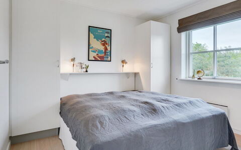 Sipi - 100M from the Sea: Bed, Slaapkamer, Meubilair, Interieur Ontwerp, Bedding, Laken, Hout, Flooring, Plafond, Verdieping