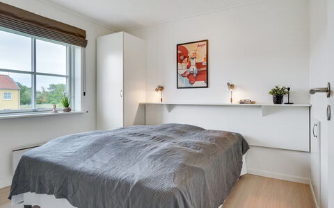 Sipi - 100M from the Sea: Bed, Meubilair, Slaapkamer, Interieur Ontwerp, Hout, Flooring, Verdieping, Plafond, Bedding, Laken