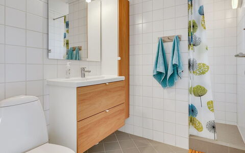 Sipi - 100M from the Sea: Badkamer, Flooring, Loodgieterswerkinrichting, Verdieping, Interieur Ontwerp, Wastafel In De Badkamer, Wastafel, Toilet, Badkamerkast, Wc Bril