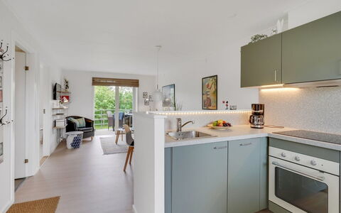 Sipi - 100M from the Sea: Keuken, Meubilair, Countertop, Interieur Ontwerp, Flooring, Toestel Van De Keuken, Cabinetry, Verdieping, Hout, Major Appliance