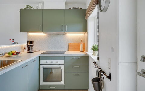 Sipi - 100M from the Sea: Keuken, Toestel Van De Keuken, Countertop, Meubilair, Interieur Ontwerp, Major Appliance, Cabinetry, Flooring, Hout, Fornuis