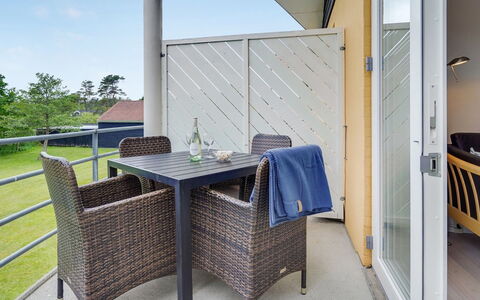 Sipi - 100M from the Sea: Meubilair, Hout, Stoel, Flooring, Verdieping, Buitenmeubels, Schaduw, Beits, Balkon, Glas