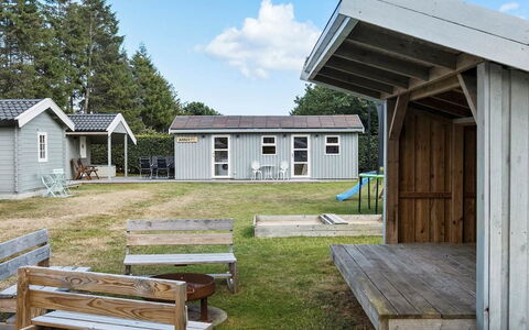 Kjartan - 1.2Km from the Sea: Verblijf, Garden Gebouwen, Schuur, Siding, Gazon, Werf, Blokhut, Backyard, Tuin, Schaduw