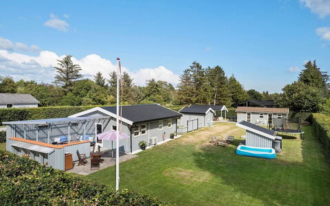 Kjartan - 1.2Km from the Sea: Dak, Woongebied, Huis, Huis, Land Lot, Tuin, Verblijf, Groundcover, Landscaping, Landgoed