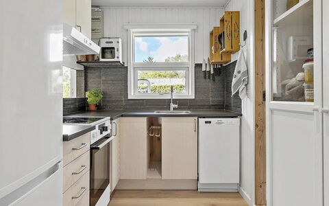 Kjartan - 1.2Km from the Sea: Toestel Van De Keuken, Keuken, Major Appliance, Hout, Countertop, Interieur Ontwerp, Huishoudapparatuur, Flooring, Koelkast, Cabinetry