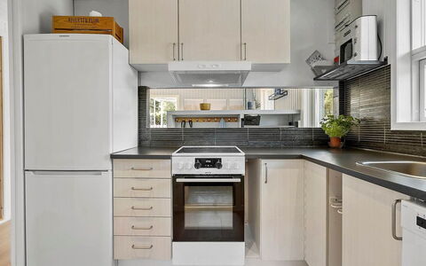 Kjartan - 1.2Km from the Sea: Toestel Van De Keuken, Keuken, Countertop, Cabinetry, Major Appliance, Huishoudapparatuur, Meubilair, Flooring, Interieur Ontwerp, Hout
