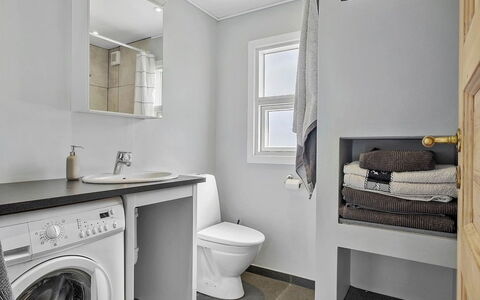 Kjartan - 1.2Km from the Sea: Wasmachine, Loodgieterswerkinrichting, Flooring, Verdieping, Badkamer, Interieur Ontwerp, Wasdroger, Wastafel, Plafond, Wasruimte
