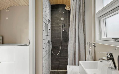 Kjartan - 1.2Km from the Sea: Flooring, Muur, Interieur Ontwerp, Loodgieterswerkinrichting, Verdieping, Hout, Badkamer, Wastafel, Plafond, Kraan