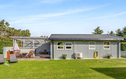 Kjartan - 1.2Km from the Sea: Gras, Dak, Siding, Land Lot, Garden Gebouwen, Schuur, Plain, Verblijf, Schaduw, Tuin