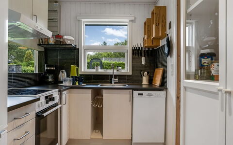 Kjartan - 1.2Km from the Sea: Toestel Van De Keuken, Keuken, Major Appliance, Countertop, Huishoudapparatuur, Hout, Interieur Ontwerp, Koelkast, Cabinetry, Small Appliance