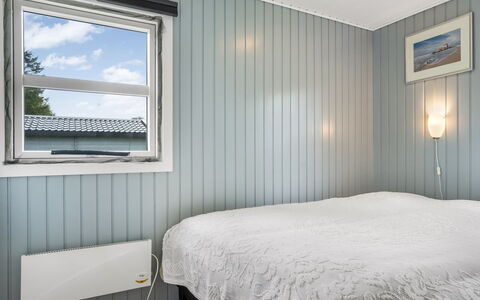 Kjartan - 1.2Km from the Sea: Hout, Plafond, Interieur Ontwerp, Flooring, Verdieping, Slaapkamer, Bedding, Bed, Laken, Kamer