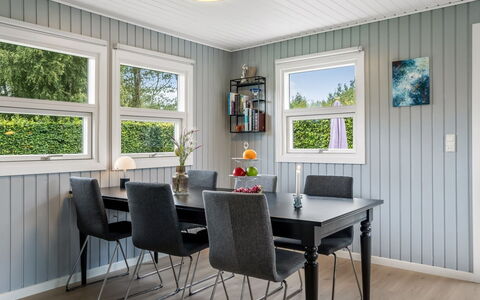 Kjartan - 1.2Km from the Sea: Hout, Interieur Ontwerp, Flooring, Plafond, Verdieping, Meubilair, Houten Vloer, Huis, Eetkamer, Lichte Inrichting