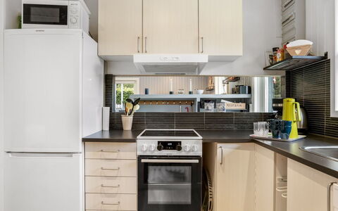 Kjartan - 1.2Km from the Sea: Toestel Van De Keuken, Keuken, Countertop, Meubilair, Major Appliance, Cabinetry, Huishoudapparatuur, Interieur Ontwerp, Fornuis, Flooring