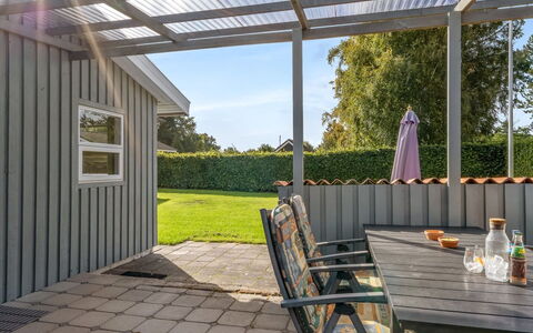 Kjartan - 1.2Km from the Sea: Hout, Veranda, Huis, Land Lot, Dak, Tuin, Siding, Schaduw, Samengesteld Materiaal, Dek