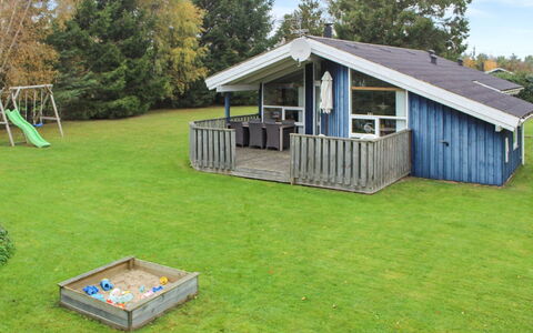 Danika - 800M from the Sea: Dak, Huis, Land Lot, Huis, Verblijf, Landgoed, Garden Gebouwen, Schaduw, Blokhut, Landscaping