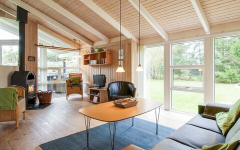 Danika - 800M from the Sea: Dak, Huis, Land Lot, Huis, Verblijf, Landgoed, Garden Gebouwen, Schaduw, Blokhut, Landscaping