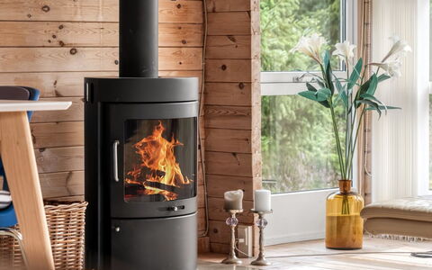 Jannus - 550M from the Sea: Haard, Houtkachel, Huishoudapparatuur, Fireplace, Toestel Van De Keuken, Stoel, Beits, Woonkamer
