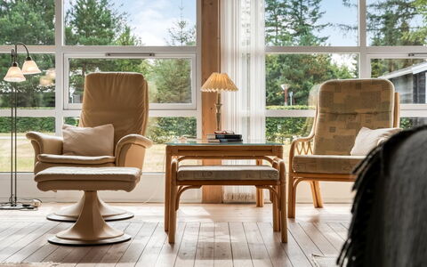 Jannus - 550M from the Sea: Meubilair, Interieur Ontwerp, Hout, Flooring, Stoel, Verdieping, Houten Vloer, Verlichting, Bruin, Woonkamer