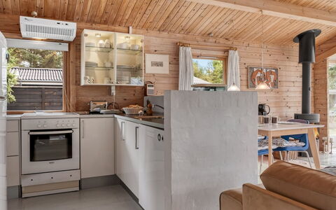 Jannus - 550M from the Sea: Keuken, Meubilair, Countertop, Hout, Flooring, Toestel Van De Keuken, Major Appliance, Plafond, Interieur Ontwerp, Verdieping