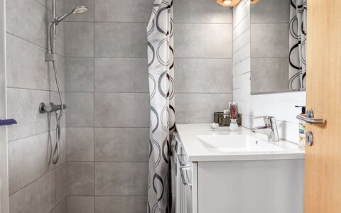 Jannus - 550M from the Sea: Interieur Ontwerp, Loodgieterswerkinrichting, Flooring, Verdieping, Badkamer, Loodgieter, Kraan, Tegel, Kamer, Wastafel