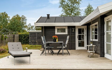 Jannus - 550M from the Sea: Hout, Huis, Huis, Deur, Verblijf, Siding, Dak, Hardwood, Veranda, Plank