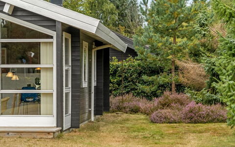 Jannus - 550M from the Sea: Struik, Huis, Huis, Verblijf, Land Lot, Groundcover, Garden Gebouwen, Siding, Deur, Tuin